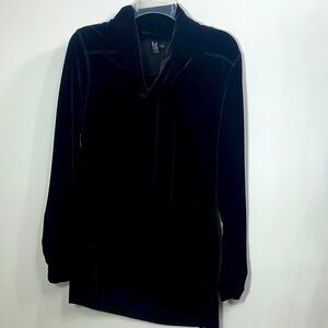 Snoskins Women’s Black velvet cowl neck ruched sleeves tunic top size large.